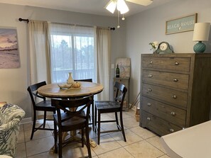 This condo has completely updated furnishings!  Dine at the bar or dining table