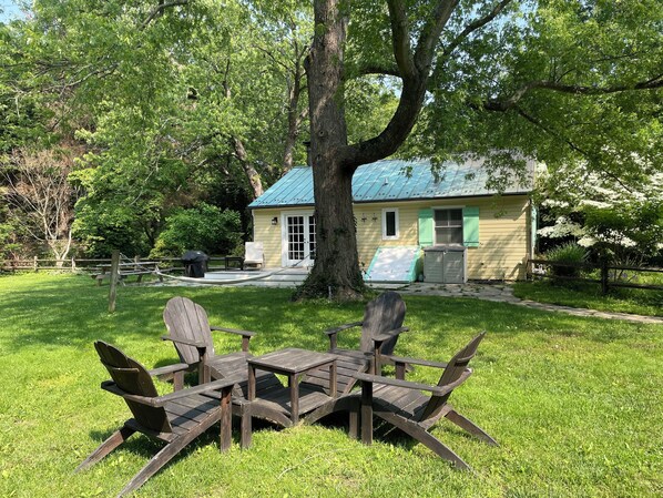 Plenty of backyard seating. Your pups will have so much fun in the backyard!