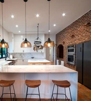 Explore the latest kitchen design trends taking homes by storm