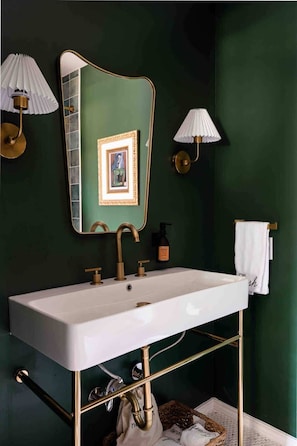 Each of our bathrooms is equipped with 2 large bath towels, 1 hand towel, 1 makeup towel, & 2 wash cloths.