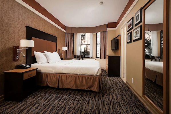 Bedroom w/ King size bed