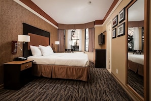 Bedroom w/ King size bed