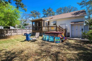 Beach vacations are all about water & relaxing. Co'Sea has a Hot Tub for cottage relaxing & all your needs for relaxing on the sand.