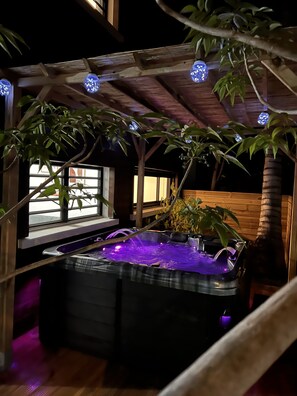 Outdoor spa tub