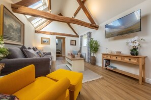 The Old Bunkhouse, Ringstead: Contemporary sitting area