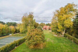 Holmbush, Thornham: Holmbush has a tennis court in the grounds