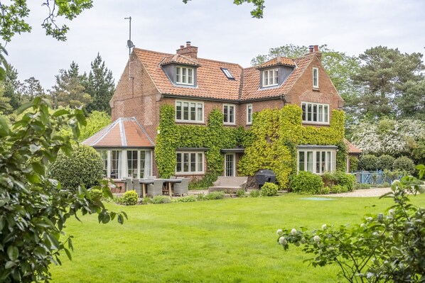 Holmbush, Thornham: Beautiful large house in extensive grounds