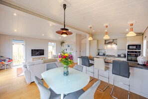 Ingol Lodge, Ingoldisthorpe: A choice of dining areas - table or breakfast bar?