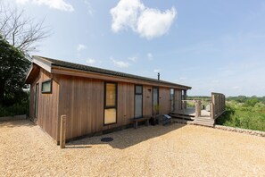 Ingol Lodge, Ingoldisthorpe: A very smart cedar lodge
