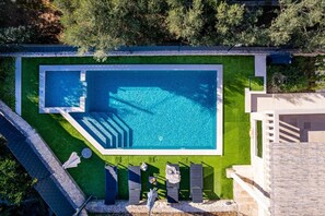 Schwimmbecken mit angeschlossenem flachem Teil mit Hydromassage, das Wasser ist mit dem chlorfreien System.