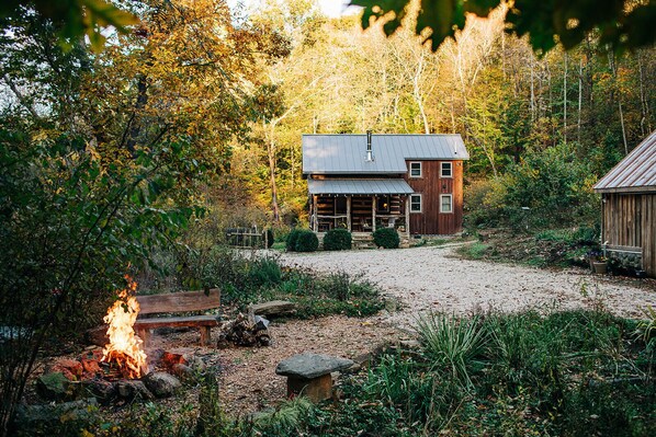 Welcome to Huff Creek Hideaway, your unplugged escape!