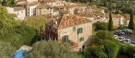 House, garden and pool in the centre of medieval Seillans