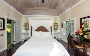 Bedroom 3: Queen size bed, en-suite