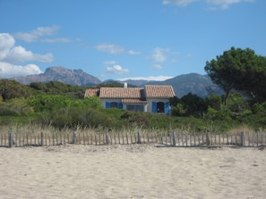 Accès direct à la plage depuis le jardin