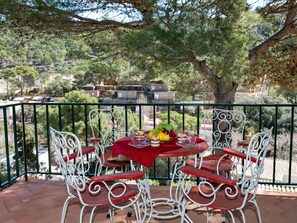 Table, Plante, Meubles, Chaise, Tableau De Plein Air, Arbre, Mobilier De Jardin, Clôture, Loisir, Immobilier