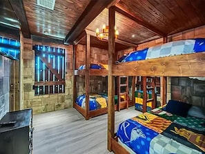 Harry Potter/Hogwarts bdrm-4 twin beds. Wizards & muggles welcome! (bdrm #5).