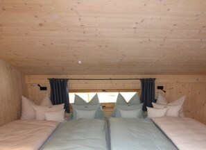 Chalet Hollerhäusl, 50 qm für 2-4 Personen, Wohnbereich mit Kochecke und Galerie-Berghüttenlager für Vier