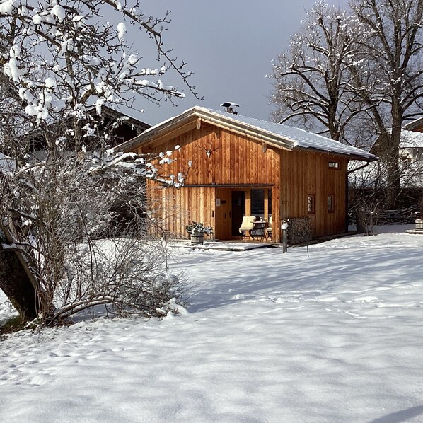 Chalet Hollerhäusl, ganzes Haus, 50 qm für 2-4 Personen, Wohnbereich mit Kochecke und Galerie-Chalet Hollerhäusl im Schnee