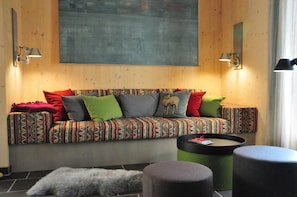 Chalet HollerhĂ€usl, ganzes Haus, 50 qm fĂŒr 2-4 Personen, Wohnbereich mit Kochecke und Galerie-Kuschelsofa im Wohnraum