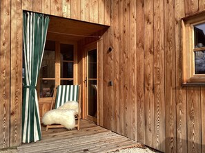 Chalet am Birnbaum, ganzes Haus, 140 qm für 2-6 Personen, 2 Schlafzimmer, 2 Bäder, Sauna-Zweite Loggia beim Wellnessbereich