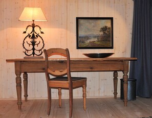 Chalet am Quittenbaum, ganzes Haus, 140 qm für 2-6 Personen, 2 Schlafzimmer, 2 Bäder, Sauna-Chalet am Quittenbaum, Schreibplatz im Obergeschoß