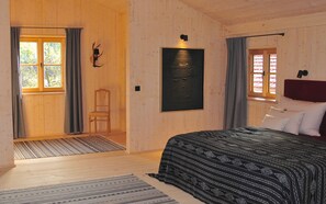 Chalet am Quittenbaum, ganzes Haus, 140 qm fĂŒr 2-6 Personen, 2 Schlafzimmer, 2 BĂ€der, Sauna-Chalet am Quittenbaum, Doppelbett im groĂen Schlafzimmer