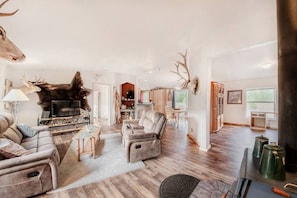 Open floor plan, seating for 6 on living room couches