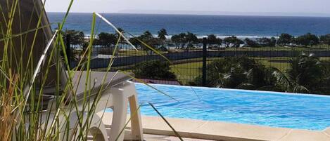 Terrasse piscine débordement  vue mer 300 mètres