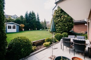 Terrasse mit Blick zum Garten