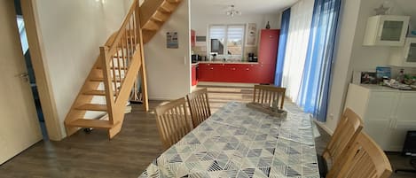 Der Essbereich mit der Küche im Hintergrund und der Treppe zum 2. Schlafzimmer