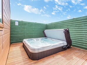 Hot tub | Burray - Harrow Lodges John O’Groats, Mey, near Thurso