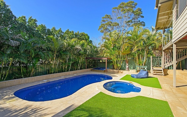 Harrys at Shelly Beach - coastal home with pool