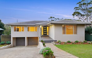 Harrys at Shelly Beach - coastal home with pool