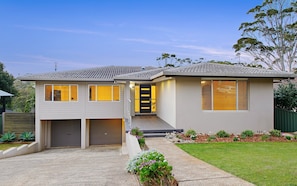 Harrys at Shelly Beach - coastal home with pool