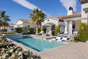 Backyard pool and jacuzzi with daybed, 4 lounge chairs and 2 pool lounges.