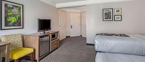 1 King bed or 2 Double beds. Exact unit will be assigned upon arrival. Views, colors and decor may vary.