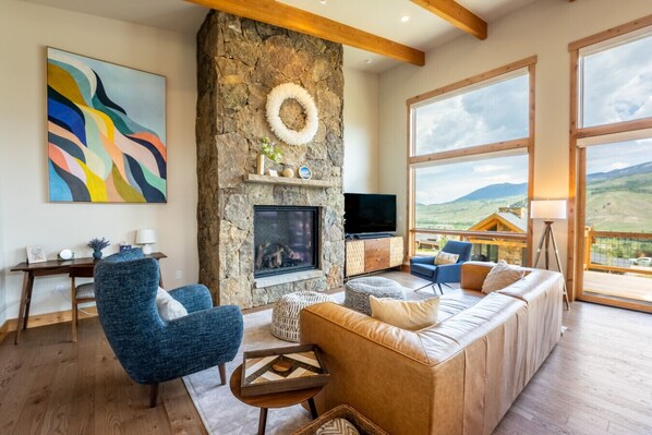 Spacious and bright luxury mountain home