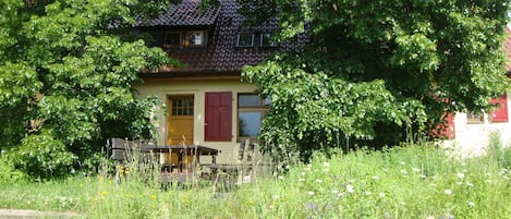 Sitzplatz im Garten und Eingang zur Ferienwohnung