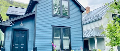 Cute, Cozy Casa Azul!