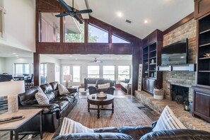 Gorgeous mahogany wood & brick; perfect lake cabin to get away from the hustle!