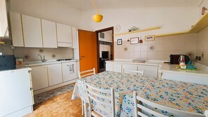 Cucina abitabile con forno a microonde e lavastoviglie
