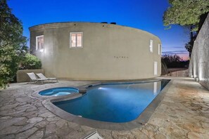 Circular House with Swimming Pool and Jacuzzi