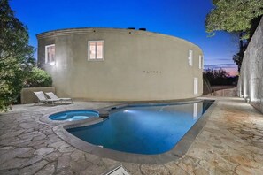 Circular House with Swimming Pool and Jacuzzi