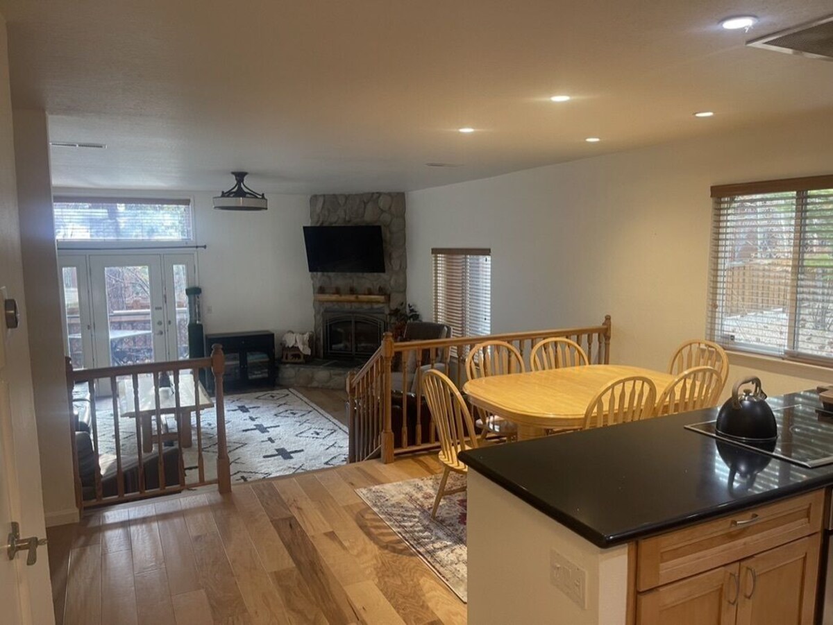 Charming 3 Bedroom Cabin in Incline Village w/Hot Tub