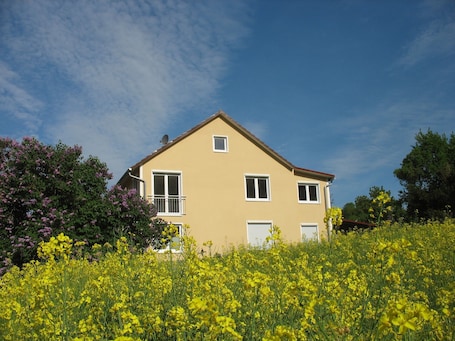 Hausansicht vom Wald