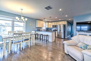 Living Area | Dining Table | Free WiFi