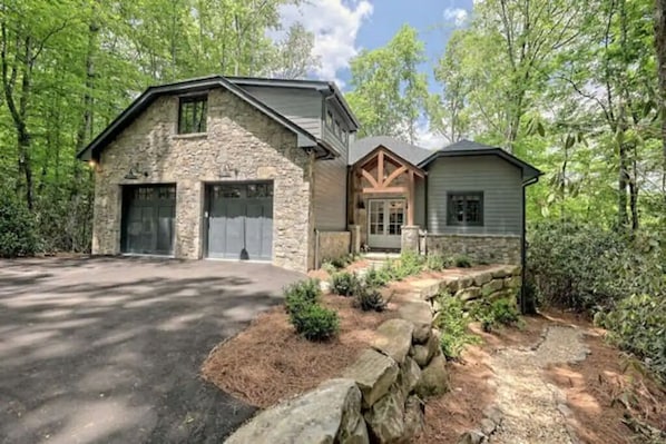 Conveniently located just off Highway 197 and 2 miles from La Prades.