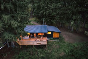 Nestled in the mature forest cabin, the cabin provides a very peaceful setting