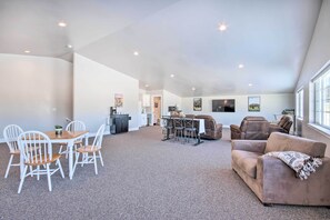 Dining Area | Dishware & Flatware Provided