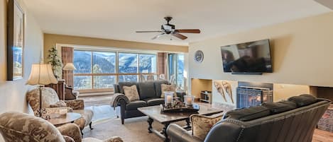 Spacious and cozy living room w/ gas fireplace and flatscreen TV